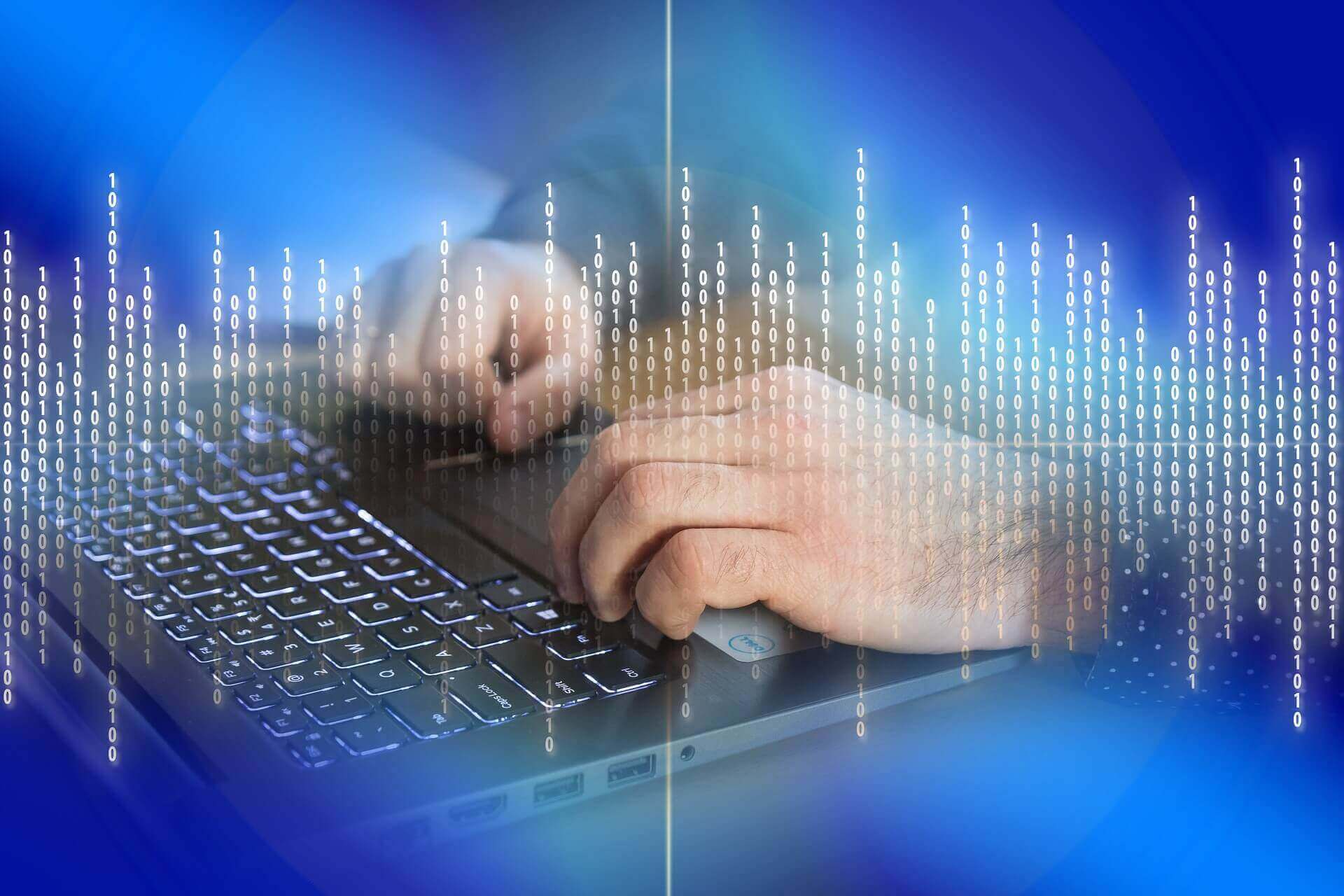 Teclado de sistemas con manos utilizándolo